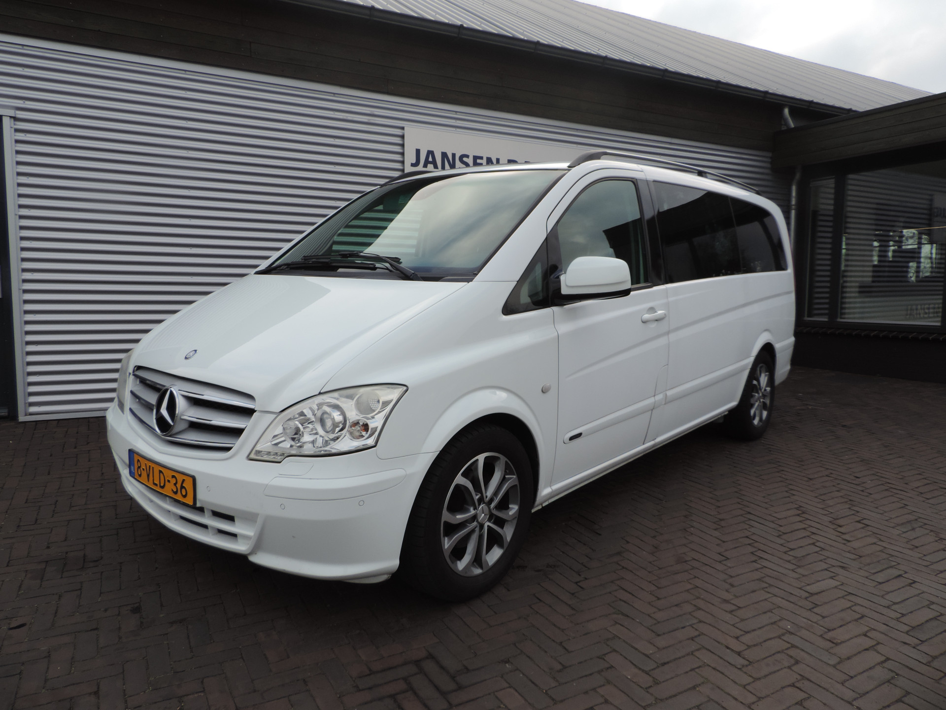 45094879-15.jpg