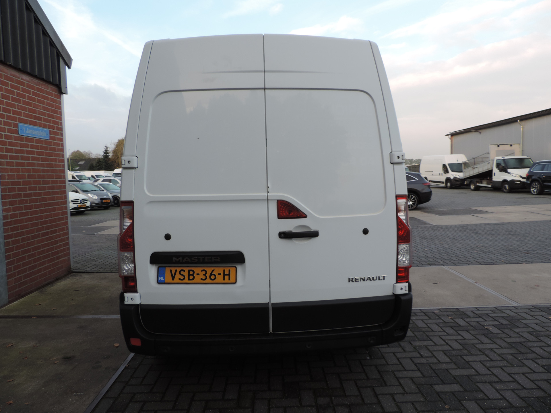 48575085-4.jpg