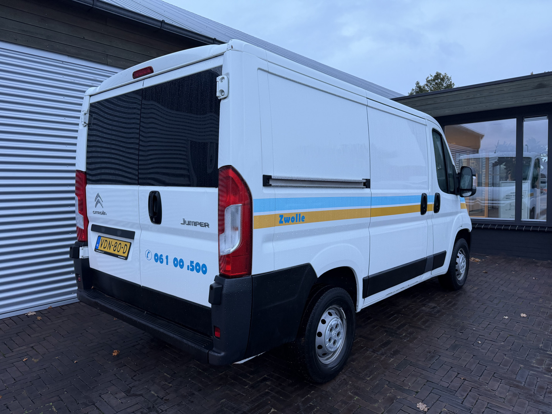 48610358-13.jpg