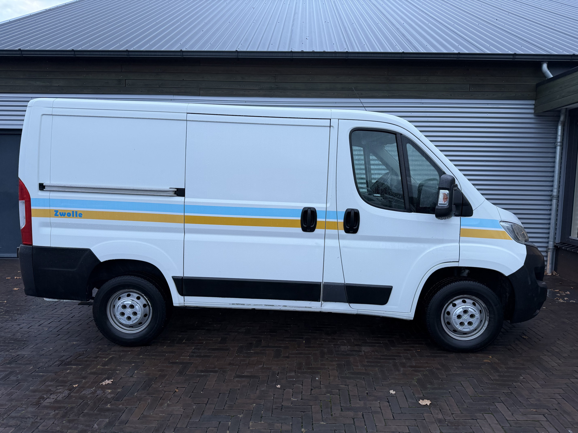 48610358-3.jpg