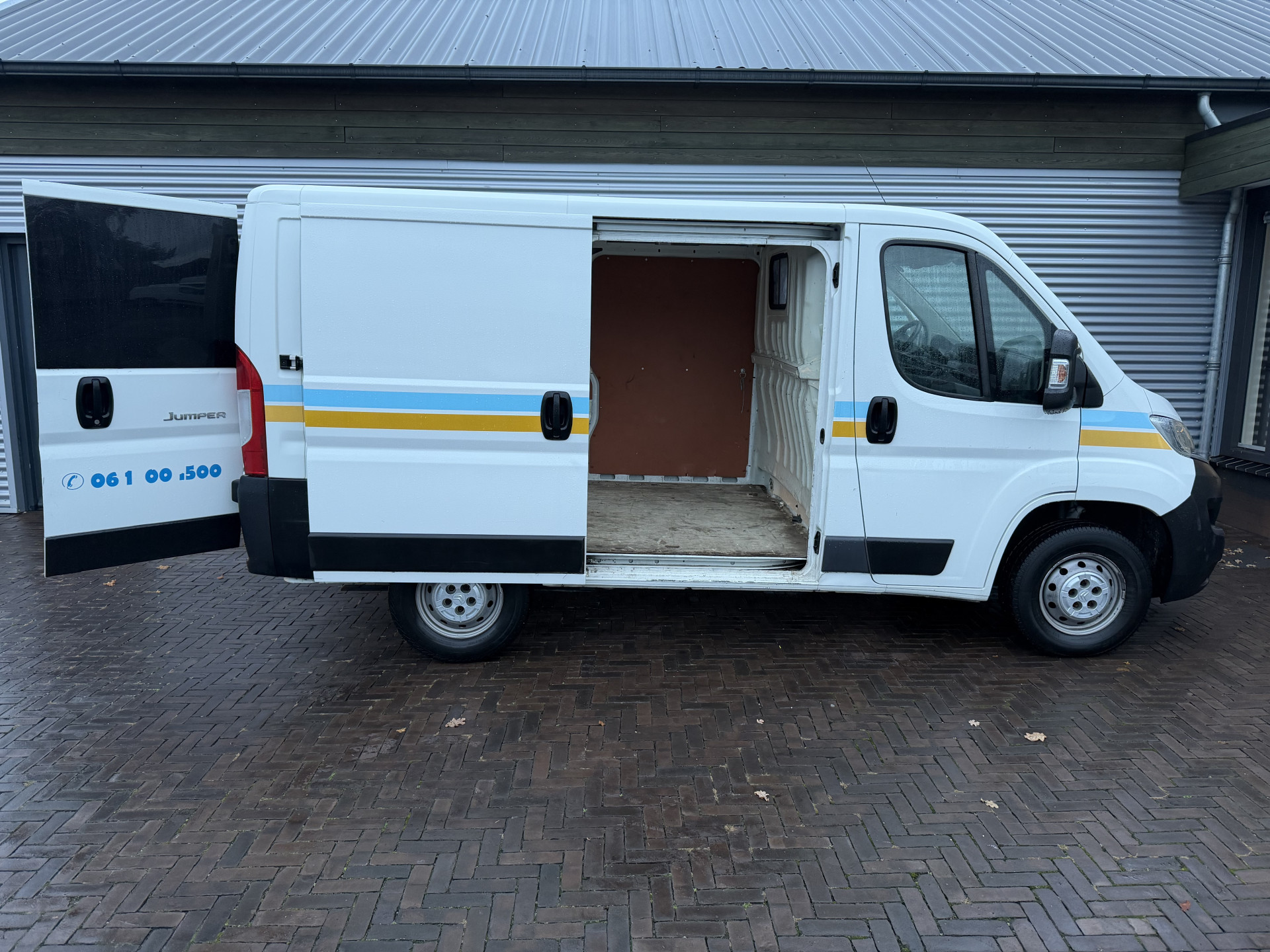 48610358-4.jpg