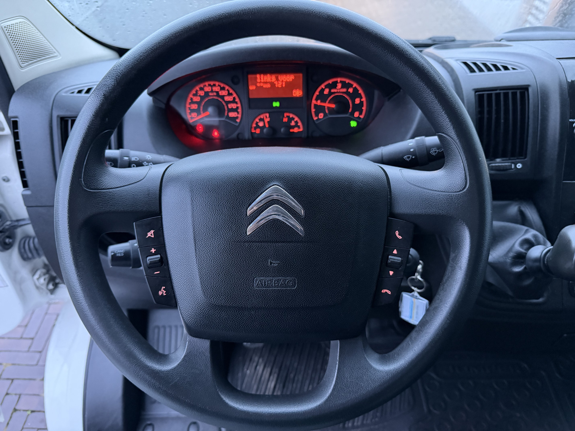 48610358-7.jpg
